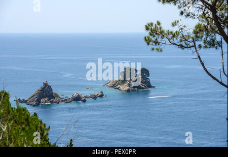 Hohen Winkel malerischen Blick auf zwei wunderschöne Inseln Katic (katich) und Sveta Nedjelja mit Kirche auf einer von Ihnen im Meer in der Nähe von Petrovac, Montenegro. Stockfoto