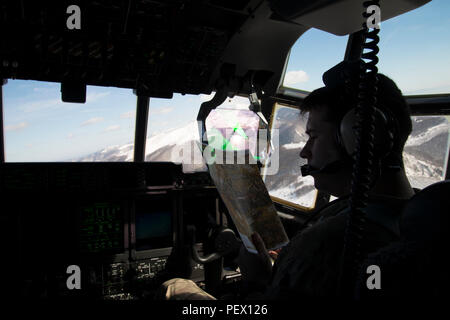 Ein MC-130J Commando II Pilot aus dem 352 d Special Operations Wing navigiert der bulgarischen Landschaft bei Vorwärts Bereich tanken Punkt Training bei Plovdiv, Bulgarien, Feb 9, 2016. Die C-130 Crew um den Ort gereist, strenge Landung Ausbildung zusammen mit dem vorderen Bereich tanken Punkt Training mit A-10 Thunderbolt II C's aus dem 74Th Expeditionary Jagdgeschwader zu führen. (U.S. Air Force Foto von 1 Lt Chris Sullivan/Freigegeben) Stockfoto