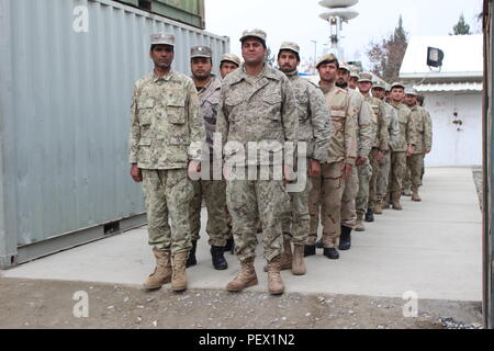 Mitglieder der afghanischen Polizei für ihren Abschluss von der Beseitigung von Explosivstoffen Kurs vorbereiten an der zentralen Ausbildung Center-Kabul. Während der dreimonatigen Kurs gelernt, wie konventionelle Blindgängern, einschließlich Raketen, Artillerie, Munition und Landminen zu begegnen. (Us-Militär Foto von Leutnant Nächstenliebe Edgar/Freigegeben) Stockfoto