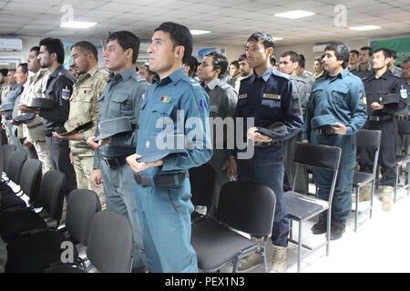 Mitglieder der afghanischen Polizei stehen während ihres Studiums an der Beseitigung von Explosivstoffen Kurs an der zentralen Ausbildung Center-Kabul erkannt zu werden. Während der dreimonatigen Kurs gelernt, wie konventionelle Blindgängern, einschließlich Raketen, Artillerie, Munition und Landminen zu begegnen. (Us-Militär Foto von Leutnant Nächstenliebe Edgar/Freigegeben) Stockfoto