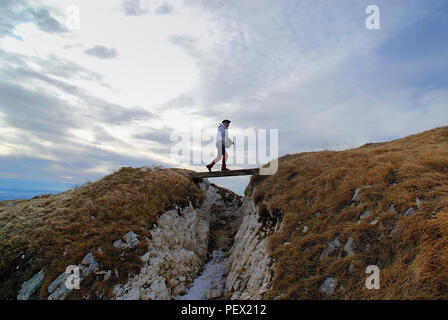 Veneto, Italien. Massiv des Mount Grappa, italienischer Graben und Gangway auf dem Mount Palon. Massiv des Mount Grappa, italienischer Graben und Gangway auf dem Mount Pallon. Heute ist man von der großen Anzahl von Spuren betroffen, die am Boden hinterlassen wurden. Die Berge sind von kilometerlangen tiefen Gräben durchzogen, von denen einige noch Überreste von Stacheldraht aufweisen. - Veneto, Italien. Massiccio del Grappa, Trincee italiane e passerella sul Monte Palon. E' impressionante la quantità di testimonianze präsenti sul terreno. ESSO è solcato da profonde trincee, a loro volta difese da centinaia di metri di reticolati. Stockfoto