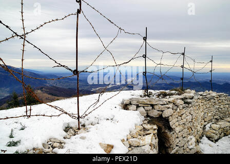 Veneto, Italien. Massiv des Monte Grappa, Mount Palon. Italienischer und französischer Schützengraben und Stacheldraht an der Front sind heute Teil des großen Freilichtmuseums des Ersten Weltkriegs - Veneto, Italien. Massiccio del Grappa, Monte Palon. Trincee Italo-Francesi difese dal filo spinato, subito sotto si vede il monteTomba più volte conquistato e perduto dalle truppe austro-ungariche. Nella pianura Scorre il Piave. Restauri effettuati nell'ambito del progetto del museo all' aperto della grande Guerra. Stockfoto