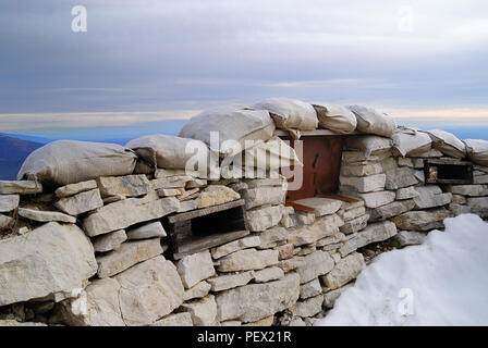 Veneto, Italien. Massiv des Monte Grappa, italienischer Graben des Monte Palon, im Vordergrund eine Platte mit einem Spionageloch, heute Teil des großen Freilichtmuseums des Ersten Weltkriegs   Veneto, Italien. Massiccio del Monte Grappa, Trincee italiane sul Monte Palon. In Primo Piano una lastra d'acciaio con spioncino. Restauri effettuati nell'ambito del progetto del museo all' aperto della grande Guerra. Stockfoto