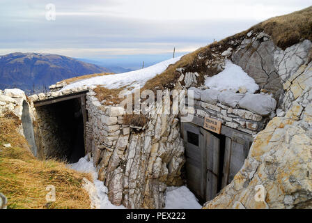 Veneto, Italien. Massiv des Mount Grappa. Die restaurierten italienischen Quarterings auf dem Palon sind heute Teil des großen Freilichtmuseums des Ersten Weltkriegs. - Veneto, Italien. Massiccio del Grappa, Acquartieramenti italiani sul Monte Palon restaurati nell'ambito del Progetto del museo all' aperto della grande Guerra. TRA il 14 novembre del 1917 Ed il 3 novembre 1918 sul Grappa furono combattute tra alterne vicende tre grandi battaglia con enormi perdite da ambo le parti. Stockfoto