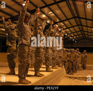Hunderte von Artilleristen der 82. Airborne Division Artillerie führen ein intensives Training auf der Green Ramp, Fort Bragg, North Carolina, durch, bevor es zu einer Zero-Dark-30-Luftlandeoperation kommt. Soldaten setzen T-11-Fallschirme ein, bereiten 155-mm-Haubitzen M777A2 vor, koordinieren Feuermissionen und üben den Einsatz von C-17 Globemaster III Flugzeugen. Die Übung entwickelt Einsatzbereitschaft, flugzeuggestützte Fähigkeiten, Artilleriekenntnisse, Teamarbeit, Koordination, Betriebserfahrung bei schlechten Lichtverhältnissen und Handhabung schwerer Ausrüstung für Feuermissionen. Stockfoto