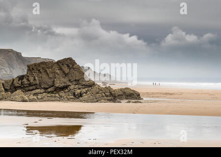 Zunehmende meer Nebel und das Sammeln von gewitterwolken Form über die weite offene Strand auf Sandymouth in North Cornwall. Stockfoto