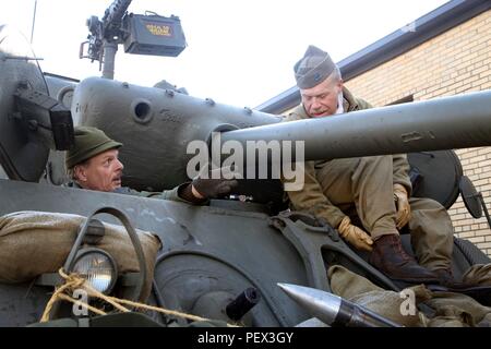 Reenactors des Zweiten Weltkriegs, die das Offizierserweiterungsprogramm des 728th Combat Sustainment Support Battalion unterstützen, diskutieren während einer Übung der Nationalgarde der Pennsylvania Army Wartungsverfahren für einen M4 Sherman Panzer. Der Sherman-Panzer, angetrieben von einem Continental R975-Radialmotor und ausgestattet mit einem 75-mm-Hauptgewehr, dient als historisches Lehrmittel und demonstriert den Betrieb der Besatzung, die Wartung, die Vorbereitung gepanzerter Fahrzeuge und die Erhaltung der Geschichte der US-Streitkräfte. Stockfoto