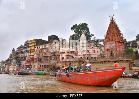 Indische Menschen und Touristen auf Boote für die Tour am Ganges Stockfoto