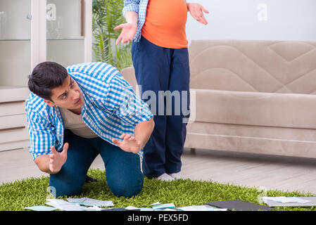 Junge Familie in die Budgetplanung Konzept Stockfoto