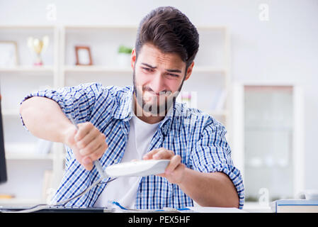 Frustriert junger Mann wegen der schwachen Internet Empfang Stockfoto