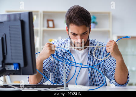Frustriert junger Mann wegen der schwachen Internet Empfang Stockfoto
