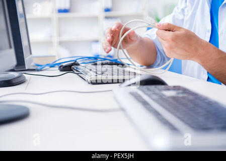 Frustriert junger Mann wegen der schwachen Internet Empfang Stockfoto
