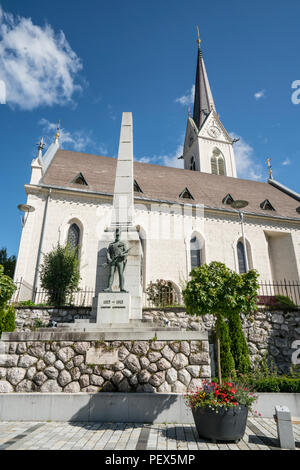 Panoramablick auf die Stadtpfarrkirche Kirche in Hermagor, Kärnten, Österreich Stockfoto