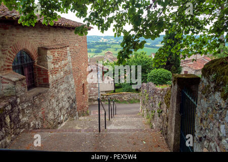 Die engen Gassen und malerischen Gebäuden in Hilltop mittelalterlichen Penne d'Agenaise Stadt mit Blick auf den Fluss Lot, Lot-et-Garonne, Frankreich. Stockfoto