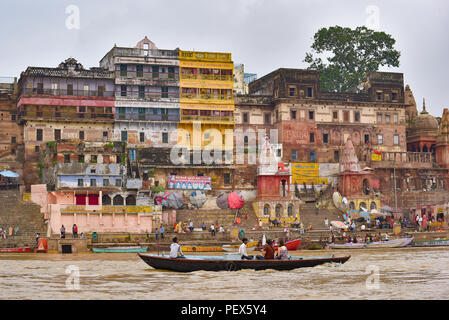 Indische Menschen und Touristen auf Boote für die Tour am Ganges Stockfoto