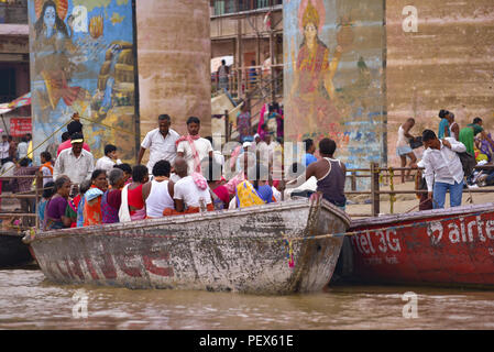 Indische Menschen und Touristen auf Boote für die Tour am Ganges Stockfoto