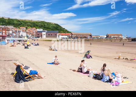 Urlauber am Strand in Scarborough Beach, South Bay scarborough England yorkshire North Yorkshire England Scarborough Großbritannien gb Europa Stockfoto