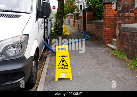 Bewegliches haus reinigung Van mit Vorsicht "Reinigung in den Zeichen Fortschritt" und Wasserrohr in einem Swansea Street, South Wales, Großbritannien Stockfoto