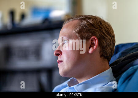 Ein junger Mann Tief in Gedanken, Sussex, Vereinigtes Königreich Stockfoto