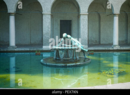 München, Deutschland - Juli 24, 2018 - Bayerisches Nationalmuseum für dekorative Kunst in München, Narzissen Brunnen im Hof, 1896 errichtet von Hubert Stockfoto