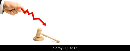 Die hand hält die Scrolltaste mit Pfeil nach unten in der Nähe des Richters Hammer. reduziert den Anteil der Offenlegung von Strafsachen, Absenken der Prozentsatz der Anklagenden o Stockfoto