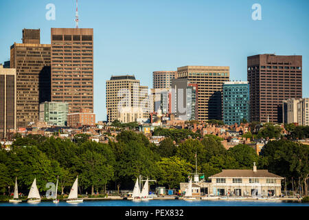 Skyline, Beacon Hill und Segelboote am Charles River in Boston, Massachusetts, USA Stockfoto