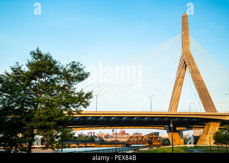 Leonard P. Zakim/Bunker Hill Memorial Bridge (Zakim Brücke), Boston, Massachusetts, USA Stockfoto