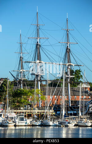 USS Constitution ("Old Ironsides") und Boote in der Marina, Charlestown Naval Yard, Boston National Historical Park, Boston, Massachusetts, USA Stockfoto