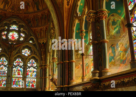 Buntglasfenster und Kunstwerke in der Kirche St. Mary, Studley Royal, Ripon, North Yorkshire, England, VEREINIGTES KÖNIGREICH. Stockfoto