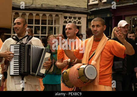 Hare Krishna-Mitglieder spielen Akkordeon und Trommel beim Chanten in den Straßen von York, North Yorkshire, England, Großbritannien. Stockfoto