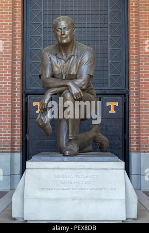 KNOXVILLE, TN/USA Juni 4, 2018: die Statue von Robert Neyland auf dem Campus der Universität von Tennessee. Stockfoto