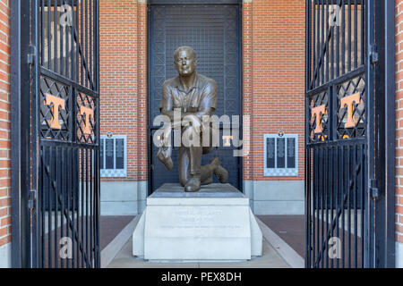 KNOXVILLE, TN/USA Juni 4, 2018: die Statue von Robert Neyland auf dem Campus der Universität von Tennessee. Stockfoto