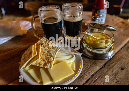 Bier und Käse Platte an Mcsorely's Old Ale House. Stockfoto