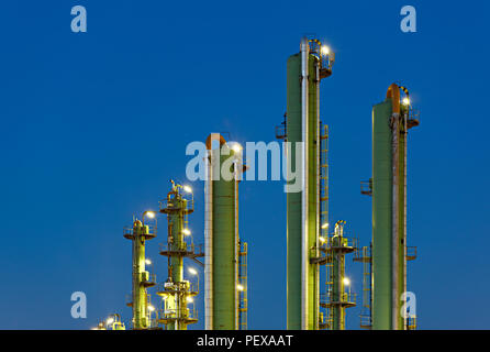 Grüne Destillation Türmen auf blauen Himmel in der Nacht. Stockfoto