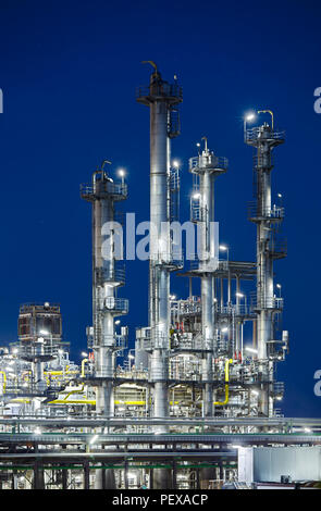 Vertikaler eine Ölraffinerie mit Nacht blauer Himmel. Stockfoto