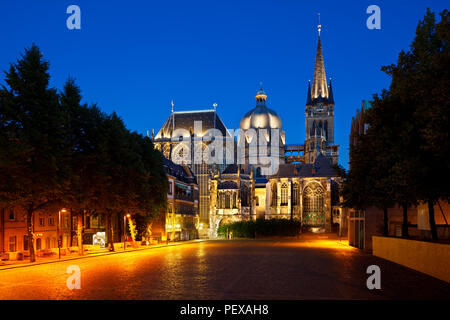 Die berühmte Kathedrale von Aachen mit Nacht blauer Himmel in Deutschland. Stockfoto