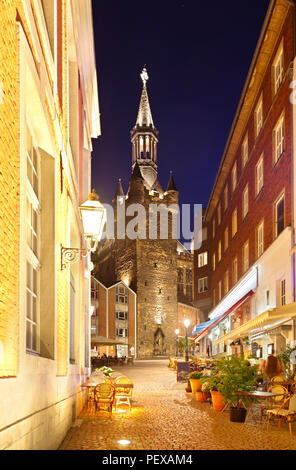 Das Rathaus von Aachen, Deutschland von einer kleinen Straße in der Stadt gesehen zu haben. Stockfoto