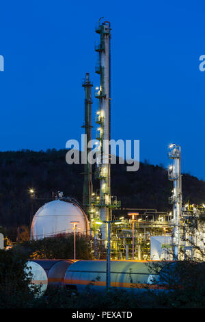 Industrielle Züge vor der Raffinerie Destillation Türme mit Nacht blauer Himmel. Stockfoto