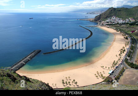 Die Playa de Las Teresitas ist der schönste Strand auf Teneriffa, ein paar Kilometer nördlich der Hauptstadt der Insel Santa Cruz. Stockfoto