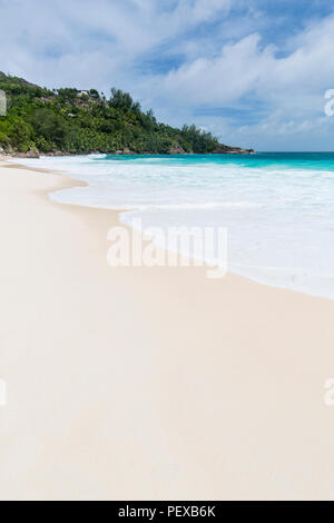 Die schönen und berühmten Strand Anse Intendance im Süden von Mahe, Seychellen mit hohen Sommer Wellen. Stockfoto