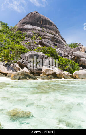 Die Lagune von Anse Source D'Argent auf La Digue, Seychellen mit klarem Wasser und malerischen Felsen im Hintergrund. Stockfoto