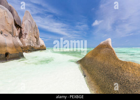 Die wunderschönen tropischen Strand Anse Source D'Argent auf La Digue, Seychellen mit klarem Wasser und Granitfelsen. Stockfoto