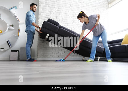 Mann und Frau tun Chores Reinigung Boden Stockfoto