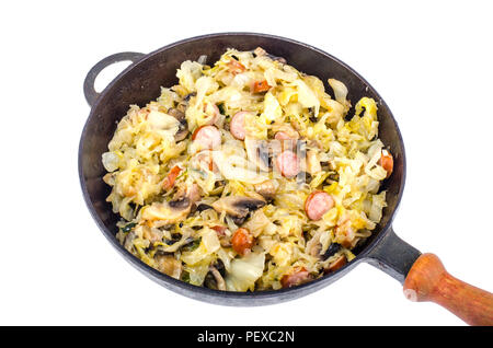 Pfanne mit gebratenem Kohl, Würstchen und Pilzen auf weißem Hintergrund. Studio Foto Stockfoto