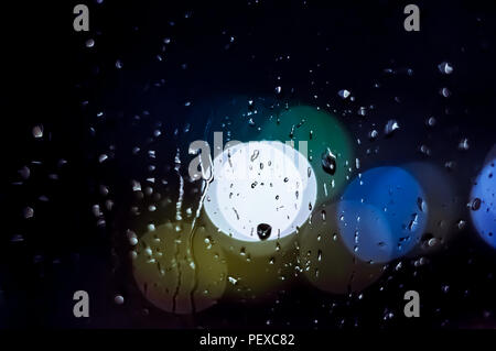 Blaue Lichter der Stadt in einer regnerischen Nacht Stockfoto