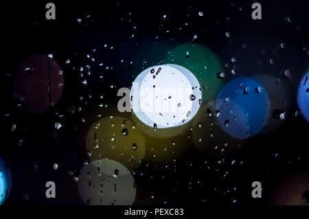 Blaue Lichter der Stadt in einer regnerischen Nacht Stockfoto