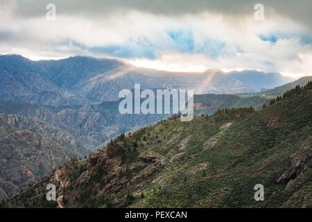 Die Sonne über die Berge reichen Landschaft der Insel Gran Canaria. Natur Hintergrund Stockfoto