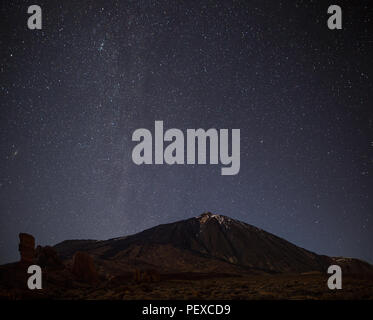 Nachthimmel mit glänzenden Sternen über den Vulkan El Teide. Milchstraße. Nacht in der Nationalpark Teide, Teneriffa, Kanarische Inseln, Spanien. Raum Hintergrund Stockfoto