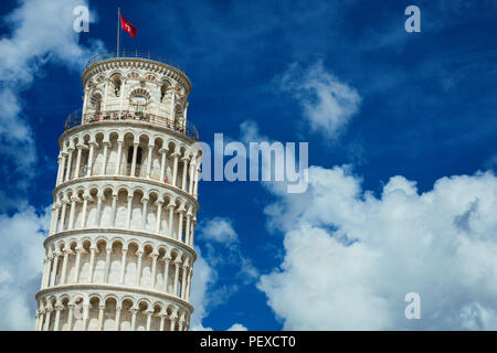 Sightseeing in der Toskana. Touristen an der Spitze des berühmten Schiefen Turm von Pisa unter Wolken Stockfoto