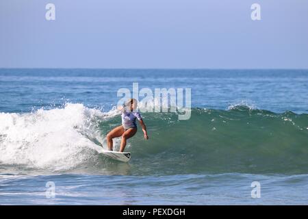 Sommer Macedo konkurrieren in der US Open des Surfens 2018 Stockfoto